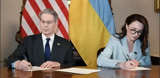 FOTOGRAFÍA. WASHINGTON (ESTADOS UNIDOS DE AMÉRICA), 30 DE ABRIL DE 2025. FOTODELDIA Washington, 01/05/2025.- El secretario del Tesoro estadounidense, Scott Bessant (izda.), y la viceprimera ministra y ministra de Economía de Ucrania, Yulia Svyrydenko, firman un acuerdo que permitirá la explotación conjunta de minerales ucranianos estableciendo el Fondo de Inversión para la Reconstrucción. Yulia Svyrydenko/Lasvocesdelpueblo (Ñ Pueblo)