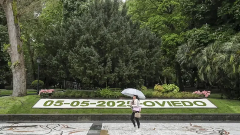 FOTOGRAFÍA. OVIEDO (PRINCIPADO DE ASTURIAS) REINO DE ESPAÑA, 05 DE MAYO DE 2025. Detalle de una mujer con paragua paseando por el del parque de San Francisco de Oviedo este lunes, día 5 de mayo de 2025. Efe