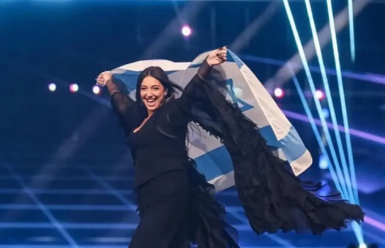 FOTOGRAFÍA. BASILEA (SUIZA), 17 DE MAYO DE 2025. Eurovisión 2025. Israel's Yuval Raphael takes part in the flag parade during the final at the 69th Eurovision Song Contest in Basel, Switzerland, 17 May 2025. (Suiza, Basilea). Efe