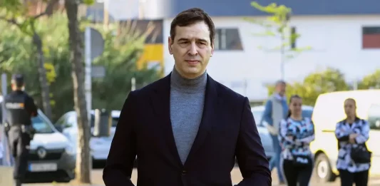 FOTOGRAFÍA. BADAJOZ (EXTREMADURA) REINO DE ESPAÑA, 25 DE ABRIL DE 2025.- David Sánchez Pérez-Castejón, hermano del presidente del Gobierno de España y secretario general del Partido Socialista (PSOE), Pedro Sánchez Pérez-Castejón, declara este viernes ante la jueza instructora de la causa por su contratación como coordinador de los conservatorios pacenses de música, cuya investigación también aprecia indicios de criminalidad en la adjudicación del puesto de jefe de Programas de Actividades Transfronterizas a un exempleado del Ministerio de Presidencia. Efe