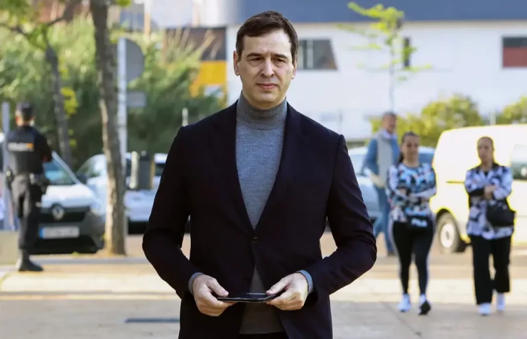 FOTOGRAFÍA. BADAJOZ (EXTREMADURA) REINO DE ESPAÑA, 25 DE ABRIL DE 2025.- David Sánchez Pérez-Castejón, hermano del presidente del Gobierno de España y secretario general del Partido Socialista (PSOE), Pedro Sánchez Pérez-Castejón, declara este viernes ante la jueza instructora de la causa por su contratación como coordinador de los conservatorios pacenses de música, cuya investigación también aprecia indicios de criminalidad en la adjudicación del puesto de jefe de Programas de Actividades Transfronterizas a un exempleado del Ministerio de Presidencia. Efe