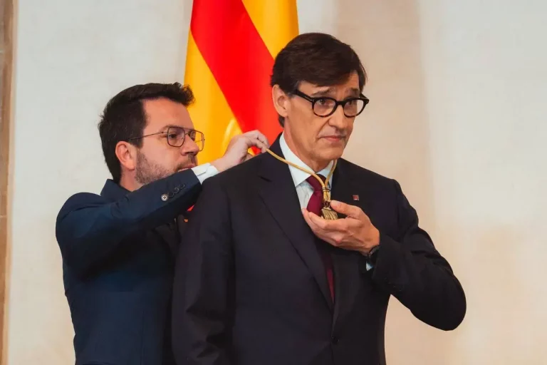 FOTOGRAFÍA. BARCELONA (REINO DE ESPAÑA), 10 DE AGOSTO DE 2024. Acto de toma de posesión del ultra y zurdo progre Salvador "Isla" Roca, como presidente del Govern català. El triste acto ha iniciado con la lectura del decreto de nombramiento por parte del presidente del Parlament y, a continuación, Salvador "Isla" Roca ha prometido el cargo. A continuación, el presidente en funciones del Govern de la Generalitat de Catalunya, Pere Aragonés García (ERC), ha impuesto la medalla al nuevo presidente del Govern, Salvador "Isla" Roca (PSC), quien ha pronunciado unas palabras. Al finalizar se ha oído el Himno regional de la Comunidad autónoma de  Cataluña, "els segadors". El acto de progres y sus compinches de la antiEspaña en el Salón San Jorge del Palau del Govern de la Generalitat de Catalunya, frente a más de un centenar de asistentes, entre elos: el presidente del Parlament de Catalunya y dirigente de la detrchista cobarde separatista Junts per Catalunya, Josep Rull Andreu; los expresidentes del Govern de la Generalitat de Catalunya, Joaquim Torra Pla (Quim Torra); Artur Mas Gavarró (JxCat), Josep Montilla (PSC) y Jordi Pujol Soley (JxCat). También, estuvieron presentes entre asistentes, los representantes de los Grupos Parlamentarios del Parlament de Catalunya Además, asistieron al acto de posesión de Islas los ministros del régimen sanchista y alcaldes catalanes por el PSC/PSOE: la vicepresidente primera y ministra de Hacienda del Gobierno de coalición comunista del Reino de España, María Jesús Montero Cuadrado; el ministro de la Presidencia, Justicia y Relación con las Cortes, Félix Bolaños García; el ministro de Industria y Turismo, Jordi Hereu y Boher; el ministro de Cultura, Ernest Urtasun Domènech; la ministra de Ciencia e Innovación; Diana Morant Ripoll; el delegado del Gobierno en Cataluña, Carlos Prieto; el secretario de Estado de Política Territorial, Arcadi España García; y el alcalde de Barcelona, ​​Jaume Collboni Cuadrado. Lasvocesdelpueblo (Ñ Pueblo) 
