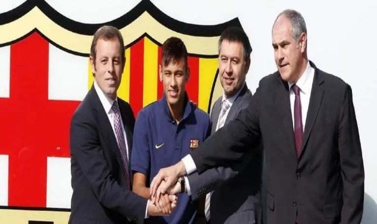 FOTOGRAFÍA. CAMPO DE FC BARCELONA (CAMPO NUEVO) BARCELONA (ESPAÑA), 03.06.2013. El Supremo condena a Santos FC por Neymar. El presidente del FC Barcelona, Sandro Rosell Feliu, el jugador brasileño de FC Santos, Neymar da Silva Santos Júnior, el vicepresidente deportivo, Josep María Bartomeu Floreta, y el director deportivo, Andoni Zubizarreta Urreta, durante la presentación del nuevo futbolista de FC Barcelona, Neymar da Silva Santos Júnior, en el Campo Nuevo, estadio de FC Barcelona, ante miles de personas. Efe