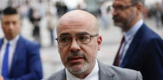 FOTOGRAFÍA. MADRID (REINO DE ESPAÑA), 14 DE MAYO DE 2025. El imputado delegado del Gobierno en Madrid, Fernando Martín Aguirre, en los juzgados de Plaza de Castilla este miércoles. Efe