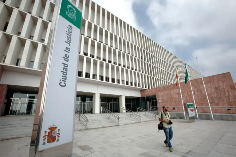 FOTOGRAFÍA. MÁLAGA (ANDALUCÍA) REINO DE ESPAÑA, 21 DE OCTUBRE DE 2022. En la imagen, un detalle de la fachada y entrada de la Audiencia provincial de Málaga. Efe