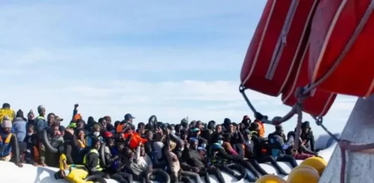 FOTOGRAFÍA. MAR MEDITERRÁNEO, 21 DE ENERO DE 2021. Vista de algunos de los inmigrantes ilegales que la tripulación del barco taxi de la «Ocean Viking», de la ONG «SOS Méditerranée», recogió este jueves, 21 de enero de 2021, en el Mar Mediterráneo durante el viaje de los irregulares a Europa. Efe