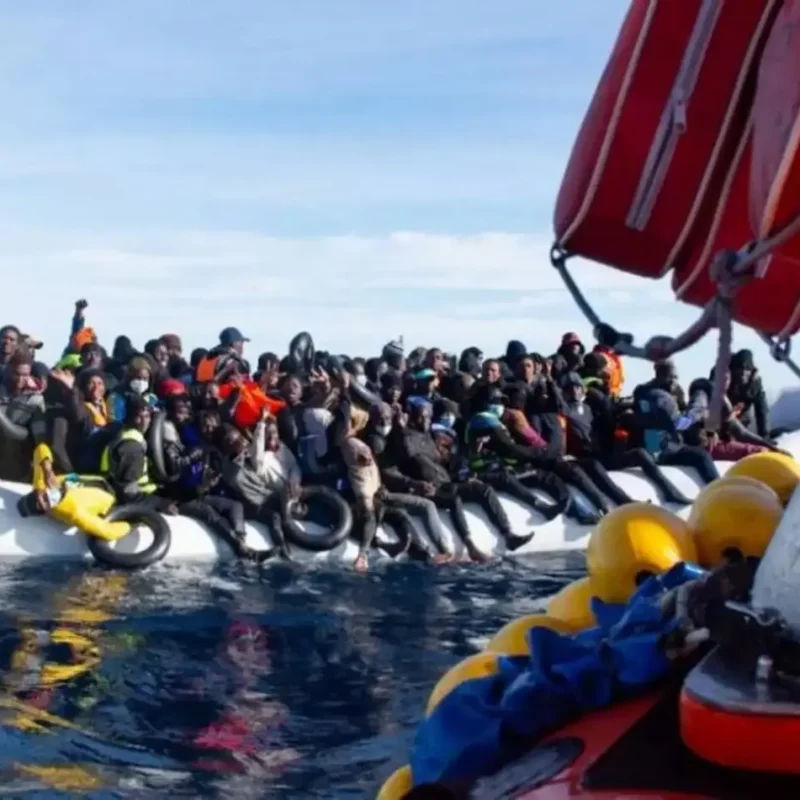 Inmigración – Reino Unido| Starmer: «Se acabó el billete dorado»: derecho automático a la residencia FOTOGRAFÍA. MAR MEDITERRÁNEO, 21 DE ENERO DE 2021. Vista de algunos de los inmigrantes ilegales que la tripulación del barco taxi de la «Ocean Viking», de la ONG «SOS Méditerranée», recogió este jueves, 21 de enero de 2021, en el Mar Mediterráneo durante el viaje de los irregulares a Europa. Efe