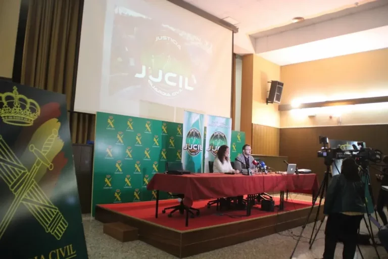 FOTOGRAFÍA. SAN ANDRÉS DE LA BARCA (BARCELONA), 24.04.2019. Los portavoces de «Asociación Profesional Para la Justicia Guardia Civil» (JUCIL), el secretario Nacional, Cristian Eric Marco, y la secretaria provincial, la catalana Milagros Cívico, presentan en Barcelona (JUCIL). Explican sus responsables en rueda de prensa que (JUCIL) nace para «luchar por los derechos socio-laborales de este colectivo y con un objetivo prioritario, lograr una equiparación salarial total y real». Lasvocesdelpueblo