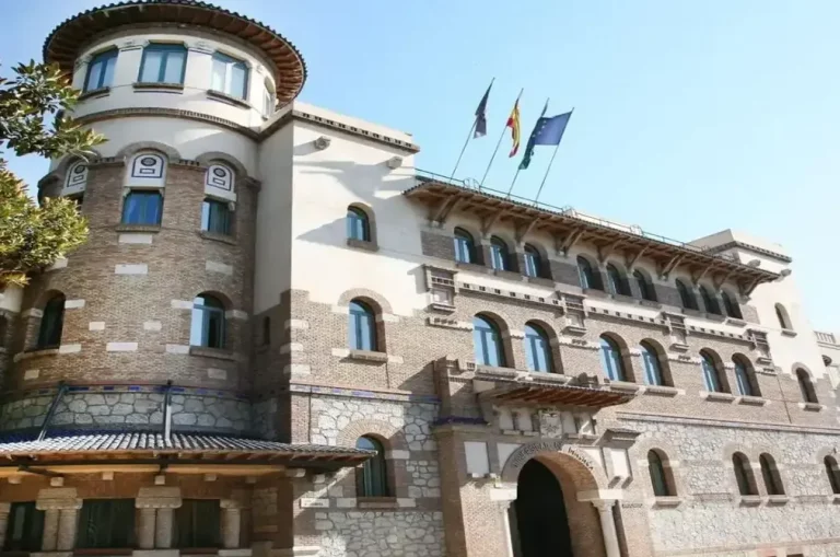 FOTOGRAFÍA. MÁLAGA (ANADALUCÍA) REINO DE ESPAÑA, 26 DE MAYO DE 2025. detalle de la fachada Universidad de Málaga (UMA). UMA/Lasvocesdelpueblo (Ñ Pueblo)