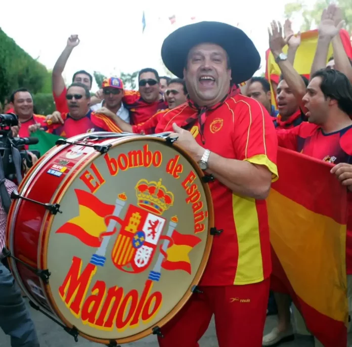 FOTOGRAFÍA. VALENCIA (COMUNIDAD VALENCIANA) REINO DE ESPAÑA, SIN FECHA CONCRETADA, FECHA RELACIONADA, 01 DE MAYO DE 2025. Imagen tomada en Valencia de Manuel Cáceres Artesero, seguidor de la selección de fútbol conocido como más conocido como "Manolo El del bombo", que ha fallecido este jueves a los 76 años de edad este Primero de Mayo de 2025. Efe