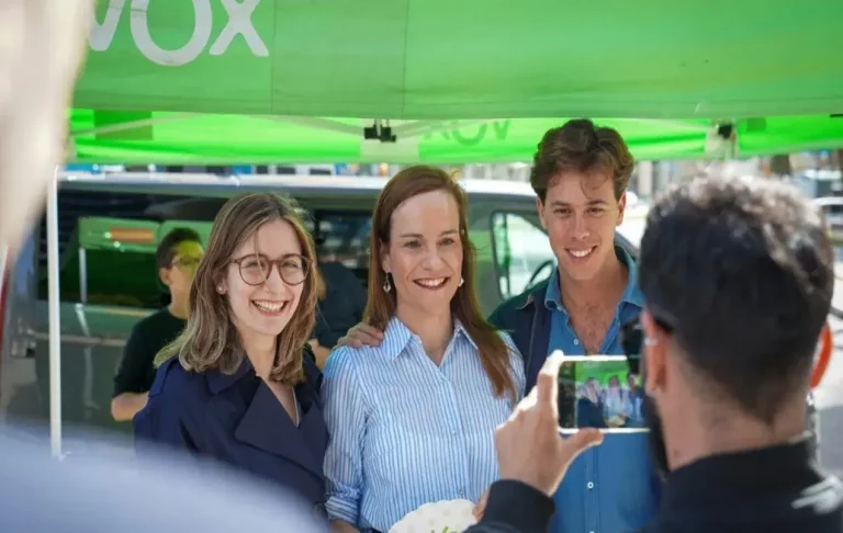 FOTOGRAFÍA. SANT ADRIÁN DE BESÓS (BARCELONA) REINO DE ESPAÑA, 03 DE MAYO DE 2025. La portavoz nacional de Agenda España y portavoz de VOX en la Asamblea de Madrid, Isabel Pérez Moñino-Aranda (c); juntos a los diputados por Gerona y por Barcelona al Parlamento de Cataluña, Alberto Tarradas Peneque (d); y Julia Calvet Puig -la también portavoz nacional de Juventudes de VOX (i)-, visitó este sábado la Feria de Abril de Cataluña 2025 en el Parque del Fòrum de Sant Adrián de Besós (Barcelona). Lasvocesdelpueblo (Ñ Pueblo)