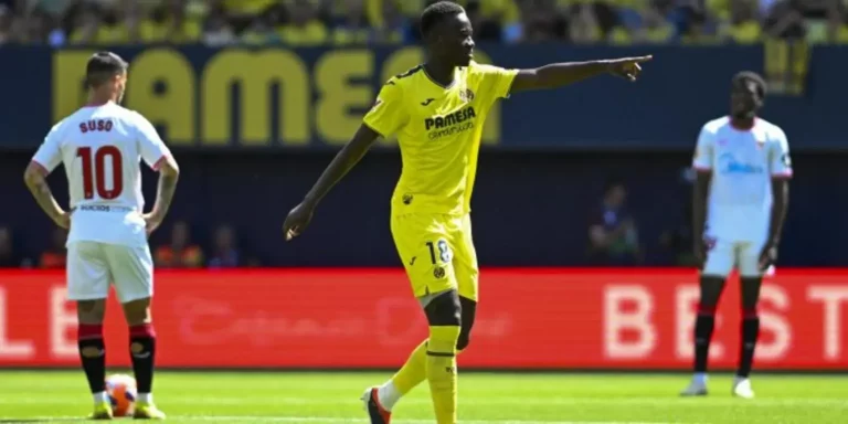 FOTOGRAFÍA. VILA-REAL (CASTELLÓN) COMUNIDAD VALENCIANA) REINO DE ESPAÑA, 25 DE MAYO DE 2025. El centrocampista del Villarreal Pape Gueye (c) celebra tras anotar el segundo gol del equipo este domingo, durante el partido de la jornada 38 de LaLiga EA Sports, que Villarreal y Sevilla disputaron en el Estadio de la Cerámica. Efe