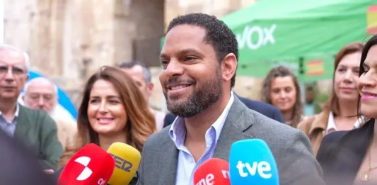 FOTOGRAFÍA. SEGOVIA (CASTILLA Y LEÓN) REINO DE ESPAÑA, 12 DE MAYO DE 2025. El secretario general de VOX, Ignacio Garriga Vaz de Conceiçao, registrado este lunes durante unas declaraciones a los medios de comunicación desde Segovia, municipio español de la Comunidad Autónoma de Castilla y León, acompañado por la presidente provincial, Fuencisla Arévalo Galván, y los concejales de VOX. Lasvocesdelpueblo (Ñ Pueblo)