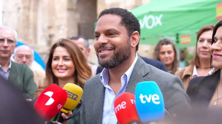 FOTOGRAFÍA. SEGOVIA (CASTILLA Y LEÓN) REINO DE ESPAÑA, 12 DE MAYO DE 2025. El secretario general de VOX, Ignacio Garriga Vaz de Conceiçao, registrado este lunes durante unas declaraciones a los medios de comunicación desde Segovia, municipio español de la Comunidad Autónoma de Castilla y León, acompañado por la presidente provincial, Fuencisla Arévalo Galván, y los concejales de VOX. Lasvocesdelpueblo (Ñ Pueblo)