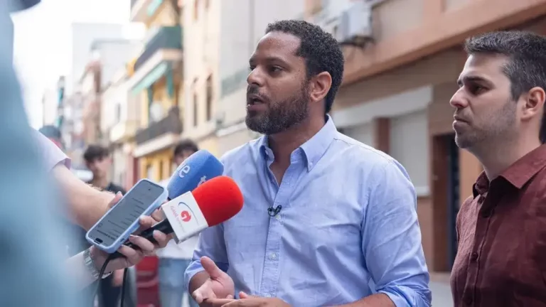 FOTOGRAFÍA. GAVÁ (BARCELONA) CATALUÑA (REINO DE ESPAÑA, 26 DE MAYO DE 2025. El secretario general de VOX y presidente del grupo parlamentario en l Parlamento de Cataluña, Ignacio Garriga Vaz de Conceçao (i); junto al portavoz del Grupo Municipal en el Ayuntamiento de Gavá, Marc Cívico Morales (d); atiende la prensa este lunes durante una visita a la ciudad de la Comarca del Bajo Llobregat, provincia de Barcelona, Gavá, en marco de la batalla cultural de la formación verde frente a la Inquiokupación, Okupación, delincuencia, entre otras amenazas vinculadas a la inmigración ilegal masiva y desbordada. Lasvocesdelpueblo (Ñ Pueblo)