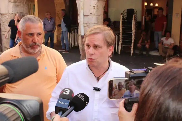 FOTOGRAFÍA. PIERA (BARCELONA) CATALUÑA (REINO DE ESPAÑA), 28 DE MAYO DE 2025. El presidente del Comité Ejecutivo Provincial de VOX en Barcelona y portavoz del grupo parlamentario en el Parlamento de Cataluña, Joan Garriga Doménech (d); arropó hoy a los concejales del Grupo Municipal de VOX, única formación nacional en Piera (Barcelona), Francisco Javier Rodríguez Llamas (Xavi Rodríguez) (i) y Antonio González López, durante una rueda de prensa frente al Ayuntamiento de la ciudad, desde donde ha condenado la violencia migratoria de la pasada en este municipio con centre de acogida de inmigrantes ilegales Menores Extranjeros No Acompañados (MENA). Lasvocesdelpueblo (Ñ Pueblo)