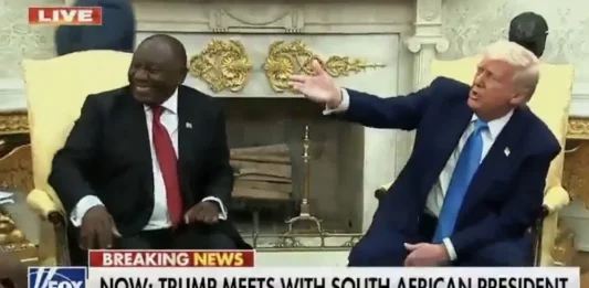 FOTOGRAFÍA. WASHINGTON (ESTADOS UNIDOS DE AMÉRICA), 21 DE MAYO DE 2025. El presidente de United States of America (USA), Donald John Trump, recibió este miércoles al presidente del Gobierno de Sudáfrica, Cyril Ramaphosa, en la Casa Blanca. Como no podría ser de otra manera, Trump le ha traído las facturas del racismo antiblancos perpetrado por los negros contra ciudadanos sudafricanos blancos, un racismo liderado por Julius Sello Malema (Julius Sello Malema), promotor de la canción racista "¡Maten al bóer!" ("Kill the Boer"). Pues el presidente sudafricano tuve que ver el odio antiblanco promovido por su Administración impunemente. La Administración Donald John Trump/James David Vance se dispone a acoger a todos los refugiados "Afrikáners" (granjeros blancos) perseguidos por blancos y obreros. Lasvocesdelpueblo (Ñ Pueblo)