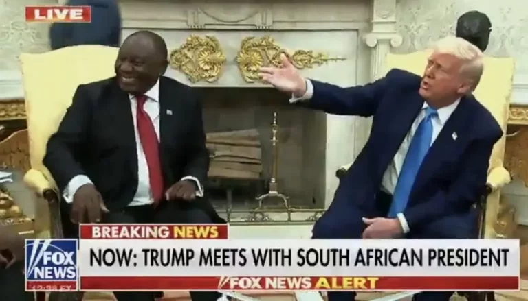 FOTOGRAFÍA. WASHINGTON (ESTADOS UNIDOS DE AMÉRICA), 21 DE MAYO DE 2025. El presidente de United States of America (USA), Donald John Trump, recibió este miércoles al presidente del Gobierno de Sudáfrica, Cyril Ramaphosa, en la Casa Blanca. Como no podría ser de otra manera, Trump le ha traído las facturas del racismo antiblancos perpetrado por los negros contra ciudadanos sudafricanos blancos, un racismo liderado por Julius Sello Malema (Julius Sello Malema), promotor de la canción racista "¡Maten al bóer!" ("Kill the Boer"). Pues el presidente sudafricano tuve que ver el odio antiblanco promovido por su Administración impunemente. La Administración Donald John Trump/James David Vance se dispone a acoger a todos los refugiados "Afrikáners" (granjeros blancos) perseguidos por blancos y obreros. Lasvocesdelpueblo (Ñ Pueblo)