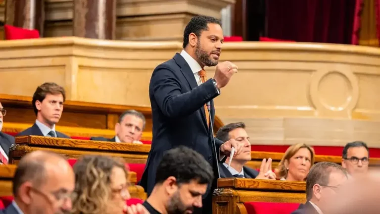 FOTOGRAFÍA. BARCELONA (REINO DE ESPAÑA), 21 DE MAYO DE 2025. El secretario general de VOX y presidente del Grupo Parlamentario en el Parlamento de Cataluña, Ignacio Garriga Vaz de Conceiçao, durante su interpelación al presidente del Gobierno autonómica de la Generalidad de Cataluña, Salvador Illa Roca (PSC), este miércoles en la Cámara catalana. Lasvocesdelpueblo (Ñ Pueblo)