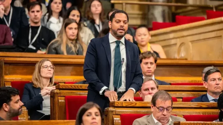 FOTOGRAFÍA. BARCELONA (REINO DE ESPAÑA), 07 DE MAYO DE 2025. El presidente del Grupo Parlamentario de VOX en el Parlamento de Cataluña y secretario general de VOX, Ignacio Garriga Vaz de Conceiçao, en un momento de su interpelación al presidente del Gobierno regional de la Generalidad de Cataluña por el Partido Socialista (PSC/PSOE), el WOKE Salvador Illa Roca, este miércoles. Lasvocesdelpueblo (Ñ Pueblo)