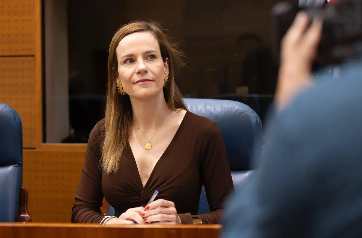 FOTOGRAFÍA. MADRID (COMUNIDAD DE MADRID) REINO DE ESPAÑA, 22 D EMAYO DE 2025. la portavoz del Grupo Parlamentario de VOX en la Asamblea de Madrid y portavoz nacional de Agenda España de VOX, Isabel Pérez Moñino-Aranda; junto a la portavoz adjunta y portavoz de VOX en la Comisión de Investigación de presuntos tratos de favor en la Cátedra de la mujer del presidente del Gobierno de España Pedro Sánchez Pérez-Castejón (María Begoña Gómez Fernández) en la Universidad Complutense de Madrid, Ana María Cuartero Lorenzo (Ana Cuartero); y a otro miembros del Grupo VOX Asamblea de Madrid, participan este jueves en la Sesión de Control al Ejecutivo de mayoría absoluta de la derechista cobarde WOKE de Isabel Natividad Díaz Ayuso. Lasvocesdelpueblo (Ñ Pueblo)