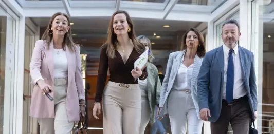 FOTOGRAFÍA. MADRID (COMUNIDAD DE MADRID) REINO DE ESPAÑA, 22 D EMAYO DE 2025. la portavoz del Grupo Parlamentario de VOX en la Asamblea de Madrid y portavoz nacional de Agenda España de VOX, Isabel Pérez Moñino-Aranda; junto a la portavoz adjunta y portavoz de VOX en la Comisión de Investigación de presuntos tratos de favor en la Cátedra de la mujer del presidente del Gobierno de España Pedro Sánchez Pérez-Castejón (María Begoña Gómez Fernández) en la Universidad Complutense de Madrid, Ana María Cuartero Lorenzo (Ana Cuartero); y a otro miembros del Grupo VOX Asamblea de Madrid, participan este jueves en la Sesión de Control al Ejecutivo de mayoría absoluta de la derechista cobarde WOKE de Isabel Natividad Díaz Ayuso. Lasvocesdelpueblo (Ñ Pueblo)