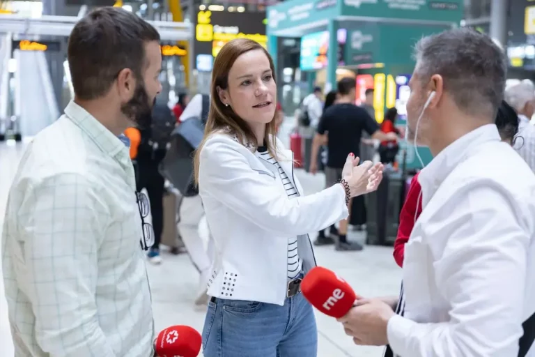 FOTOGRAFÍA. MADRID (REINO DE ESPAÑA), 18 DE MAYO DE 2025. La portavoz Nacional de Agenda España de VOX y portavoz del Grupo Parlamentario en la Asamblea de Madrid, Isabel Pérez Moñino-Aranda, visitó este domingo al Aeropuerto Adolfo Suárez Madrid-Barajas conocido como Aeropuerto de Madrid-Barajas, que ahora es  "albergue forzoso" para españoles sin recursos y también para inmigrantes ilegales. Lasvocesdelpueblo (Ñ Pueblo)