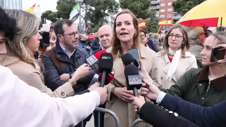 FOTOGRAFÍA. MADRID (COMUNIDAD DE MADRID) REINO DE ESPAÑA, 10 DE MAYO DE 2025. La portavoz nacional de Agenda España de España y portavoz del Grupo Parlamentario en la Asamblea de Madrid, Isabel Pérez Moñino-Aranda (c); junto al portavoz nacional de VOX, presidente del Comité Ejecutivo Provincial (CEP) de VOX en la provincia de Madrid y diputado regional en la Asamblea de Madrid, José Antonio Fuster Lamelas (i); y a la diputada regional por Barcelona al Parlament de Catalunya y portavoz nacional de Juventud de VOX, Julia Calvet Puig (d); atiende la prensa momento antes del inicio de la concentración ciudadana, que, desde Plaza Colón de Madrid, exige la "dimisión" del Gobierno de Pedro Sánchez Pérez-Castejón, disolución de las Cortes Generales del Estado y "convocatoria electoral ya", el mediodía de este domingo. Lasvocesdelpueblo (Ñ Pueblo)