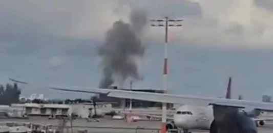 FOTOGRAFÍA. LOD (TEL AVIV) ISRAEL, 04 DE MAYO DE 2025. Las imágenes del aeropuerto Ben Gurion de Tel Aviv muestran humo negro elevándose desde un sitio no identificado tras el lanzamiento de un misil balístico desde Yemen. Las Fuerzas de Defensa de Israel (FDI) dicen que dispararon interceptores contra el misil hutí y están investigando el impacto en el aeropuerto. No hay informes inmediatos de heridos. El misil impactó en un bosque adyacente a una carretera de acceso, dentro del perímetro del aeropuerto. Captura vídeo/Lasvocesdelpueblo (Ñ Pueblo)