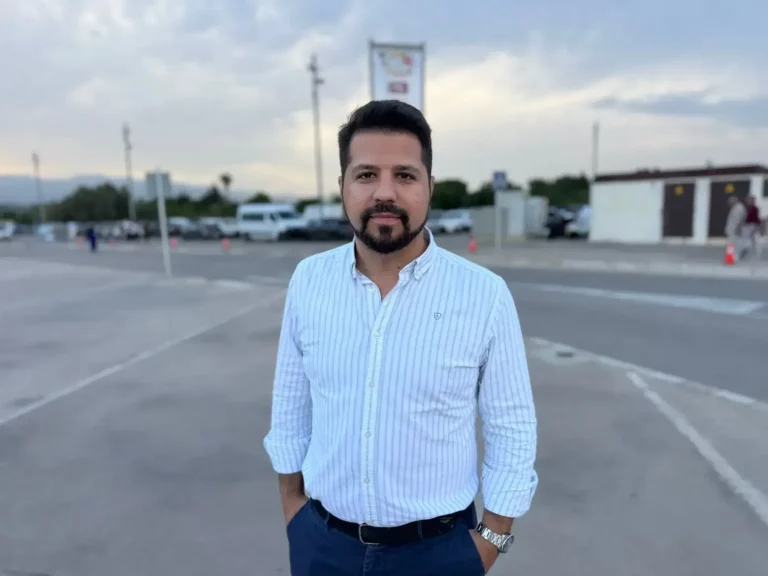 FOTOGRAFÍA. TOROTOSA (TARRAGONA) REINO DE ESPAÑA, 03 DE MAYO DE 2025. El diputado número dos del Grupo Parlamentario de VOX por Tarragona al Parlamento de Cataluña, Javier Ramírez Gutiérrez, ha sido registrado este sábado ante de participa en la feria ExpoEbre 2025 de Tortosa (Tarragona). Lasvocesdelpueblo (Ñ Pueblo)