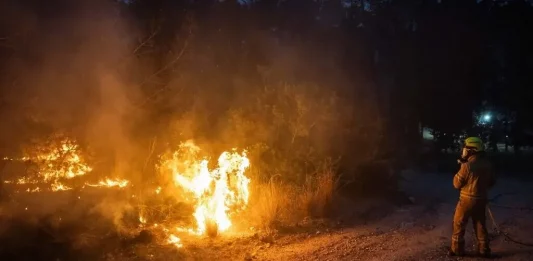 FOTOGRAFÍA. JERUSALÉN (ISRAEL), 30 DE ABRIL DE 2025. Un efectivo de Bomberos luchando contra los incendios que azotan estos días al país judío, principalmente en Jerusalén. AJN