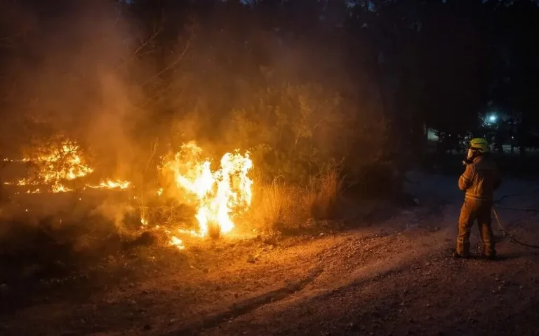 FOTOGRAFÍA. JERUSALÉN (ISRAEL), 30 DE ABRIL DE 2025. Un efectivo de Bomberos luchando contra los incendios que azotan estos días al país judío, principalmente en Jerusalén. AJN