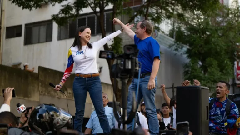 FOTOGRAFÍA. CHACAO (DISTRITO DE CARACAS) VENEZUELA, 09 DE ENERO DE 2025. La opositora María Corina Machado Parisca, junto a su compañero y mano derecha, Juan Pablo Guanipa, sale a la calle junto al pueblo venezolano en Chacao (Estado de Miranda) Venezuela entre gritos de "no tenemos miedo". En esos momentos históricos para la historia de Venezuela, ha advertido a la dictadura de que: "Esto se acabó". "Nosotros ganamos y vencimos el miedo". "Venezuela será libre. No hay imposibles si los venezolanos vamos todos unidos". Lasvocesdelpueblo (Ñ Pueblo)