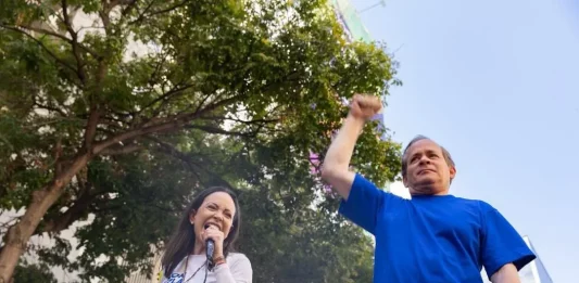 FOTOGRAFÍA. CHACAO (DISTRITO DE CARACAS) VENEZUELA, 09 DE ENERO DE 2025. La opositora María Corina Machado Parisca, junto a su compañero y mano derecha, Juan Pablo Guanipa, sale a la calle junto al pueblo venezolano en Chacao (Estado de Miranda) Venezuela entre gritos de "no tenemos miedo". En esos momentos históricos para la historia de Venezuela, ha advertido a la dictadura de que: "Esto se acabó". "Nosotros ganamos y vencimos el miedo". "Venezuela será libre. No hay imposibles si los venezolanos vamos todos unidos". Lasvocesdelpueblo (Ñ Pueblo)