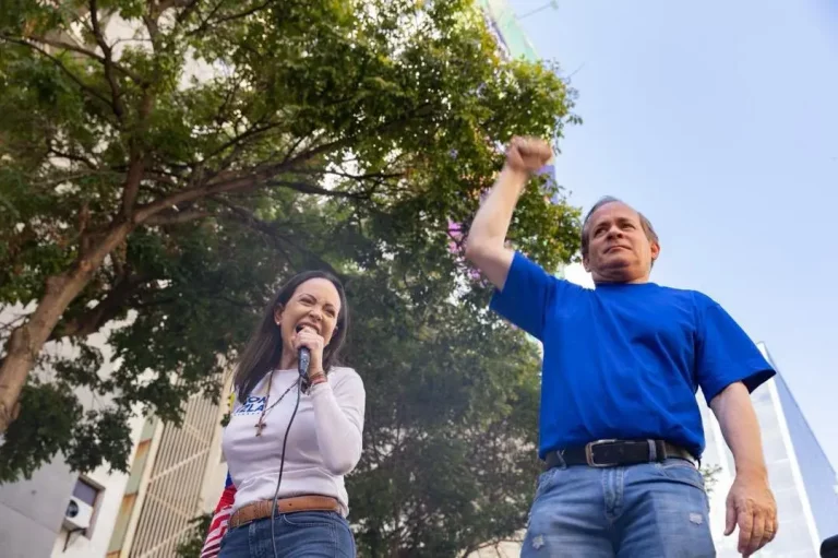 FOTOGRAFÍA. CHACAO (DISTRITO DE CARACAS) VENEZUELA, 09 DE ENERO DE 2025. La opositora María Corina Machado Parisca, junto a su compañero y mano derecha, Juan Pablo Guanipa, sale a la calle junto al pueblo venezolano en Chacao (Estado de Miranda) Venezuela entre gritos de "no tenemos miedo". En esos momentos históricos para la historia de Venezuela, ha advertido a la dictadura de que: "Esto se acabó". "Nosotros ganamos y vencimos el miedo". "Venezuela será libre. No hay imposibles si los venezolanos vamos todos unidos". Lasvocesdelpueblo (Ñ Pueblo)