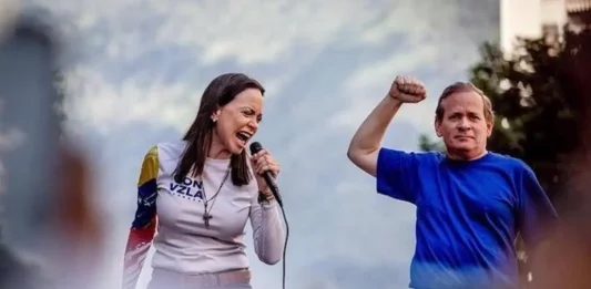 FOTOGRAFÍA. CHACAO (DISTRITO DE CARACAS) VENEZUELA, 09 DE ENERO DE 2025. La opositora María Corina Machado Parisca, junto a su compañero y mano derecha, Juan Pablo Guanipa, sale a la calle junto al pueblo venezolano en Chacao (Estado de Miranda) Venezuela entre gritos de "no tenemos miedo". En esos momentos históricos para la historia de Venezuela, ha advertido a la dictadura de que: "Esto se acabó". "Nosotros ganamos y vencimos el miedo". "Venezuela será libre. No hay imposibles si los venezolanos vamos todos unidos". Lasvocesdelpueblo (Ñ Pueblo)