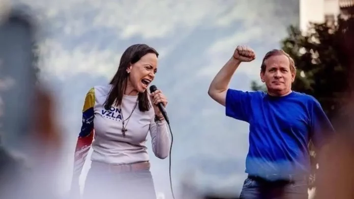 Juan Pablo Guanipa, Maria Corina Machado (3) FOTOGRAFÍA. CHACAO (DISTRITO DE CARACAS) VENEZUELA, 09 DE ENERO DE 2025. La opositora María Corina Machado Parisca, junto a su compañero y mano derecha, Juan Pablo Guanipa, sale a la calle junto al pueblo venezolano en Chacao (Estado de Miranda) Venezuela entre gritos de "no tenemos miedo". En esos momentos históricos para la historia de Venezuela, ha advertido a la dictadura de que: "Esto se acabó". "Nosotros ganamos y vencimos el miedo". "Venezuela será libre. No hay imposibles si los venezolanos vamos todos unidos". Lasvocesdelpueblo (Ñ Pueblo)