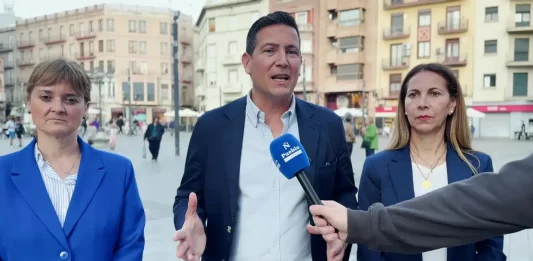 FOTOGRAFÍA. TARRAGONA (CATALUÑA) REINO DE ESPAÑA, 12 de mayo de 2025. Los máximos dirigentes de VOX en la provincia de Tarragona, el presidente del Comité Ejecutivo Provincial (CEP), diputado regional número uno y portavoz adjunto del Grupo Parlamentario de esta formación en el Parlament de Catalunya, Sergio Macián de Greef (c); la diputada provincial y portavoz del Grupo Municipal en el Ayuntamiento de Salou, Ana Belén Rodríguez Ros (d); y la portavoz del Grupo Municipal en el Ayuntamiento de Tarragona, Judith Gómez García (i); han rechazado la celebración del llamado "Festival Marroc" (Festival Marruecos) la tarde de este lunes, desde Plaza de Corsini, frente a la Oficina de Correos de Tarragona. lasvocesdelpueblo (Ñ Pueblo)