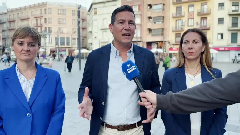 FOTOGRAFÍA. TARRAGONA (CATALUÑA) REINO DE ESPAÑA, 12 de mayo de 2025. Los máximos dirigentes de VOX en la provincia de Tarragona, el presidente del Comité Ejecutivo Provincial (CEP), diputado regional número uno y portavoz adjunto del Grupo Parlamentario de esta formación en el Parlament de Catalunya, Sergio Macián de Greef (c); la diputada provincial y portavoz del Grupo Municipal en el Ayuntamiento de Salou, Ana Belén Rodríguez Ros (d); y la portavoz del Grupo Municipal en el Ayuntamiento de Tarragona, Judith Gómez García (i); han rechazado la celebración del llamado "Festival Marroc" (Festival Marruecos) la tarde de este lunes, desde Plaza de Corsini, frente a la Oficina de Correos de Tarragona. lasvocesdelpueblo (Ñ Pueblo)