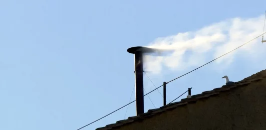 FOTOGRAFÍA. CIUDAD DEL VATICANO (EL VATICANO), 08 DE MAYO DE 2025. En el segundo día del Cónclave 2025, este jueves 8 de mayo de 2025 a las 18:07, la fumata blanca desde la chimenea de la Capilla Sixtina anuncia al mundo que ha sido elegido al 267º Sucesor de Pedro", apuntaron esta tarde fuentes oficiales de El Vaticano. Lasvocesdelpueblo (Ñ Pueblo)