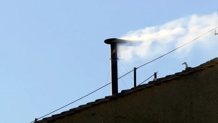 FOTOGRAFÍA. CIUDAD DEL VATICANO (EL VATICANO), 08 DE MAYO DE 2025. En el segundo día del Cónclave 2025, este jueves 8 de mayo de 2025 a las 18:07, la fumata blanca desde la chimenea de la Capilla Sixtina anuncia al mundo que ha sido elegido al 267º Sucesor de Pedro", apuntaron esta tarde fuentes oficiales de El Vaticano. Lasvocesdelpueblo (Ñ Pueblo)
