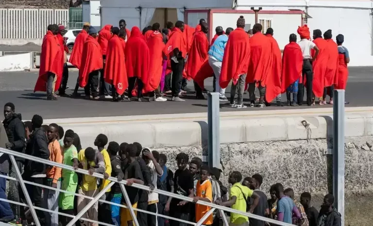 FOTOGRAFÍA. LANZAROTE (REINO DE ESPAÑA), 22 DE SEPTIEMBRE DE 2024. La Salvamar Al Nair ha rescatado hoy domingo a unas 121 inmigrantes ilegales cuando viajaban en dos embarcaciones en aguas próximas a Lanzarote (islas Canarias) Reino de España. Efe