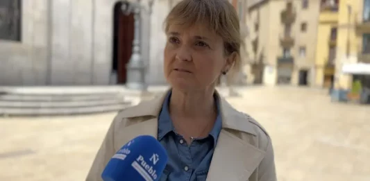 FOTOGRAFÍA. TARRAGONA (CATALUÑA) REINO DE ESPAÑA, 19 DE MAYO DE 2025. La portavoz del Grupo municipal de VOX en Tarragona, Judith Gómez García, este lunes durante unas declaraciones a Lasvocesdelpueblo, tras el logro histórico de sus formación: La bandera nacional ha vuelto a Tarragona tras mese de veto del partido Socialista (PSOE/PSC) y solo y únicamente VOX se ha quejado. Lasvocesdelpueblo (Ñ Pueblo)