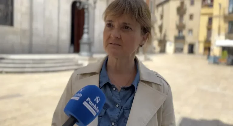 FOTOGRAFÍA. TARRAGONA (CATALUÑA) REINO DE ESPAÑA, 19 DE MAYO DE 2025. La portavoz del Grupo municipal de VOX en Tarragona, Judith Gómez García, este lunes durante unas declaraciones a Lasvocesdelpueblo, tras el logro histórico de sus formación: La bandera nacional ha vuelto a Tarragona tras mese de veto del partido Socialista (PSOE/PSC) y solo y únicamente VOX se ha quejado. Lasvocesdelpueblo (Ñ Pueblo)