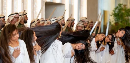 FOTOGRAFÍA. ABU DABI (EMIRATOS ÁRABES UNIDOS), 15 DE MAYO DE 2025. En la imagen varias mujeres jóvenes árabes bailando "El Ayyala", la danza del movimiento del cabello o danza del cabello, —una actuación cultural de las jóvenes emiratíes, ambas con un rico simbolismo que expresa la herencia, la unidad y la hospitalidad de la nación— para dar la bienvenida a Abu Dabi, la capital de su país, al 47º presidente de los Estados unidos de América (EEUU), Donald John Trump. Hassan Sajwani [@HSajwanización]/Lasvocesdelpueblo (Ñ Pueblo)