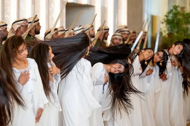 FOTOGRAFÍA. ABU DABI (EMIRATOS ÁRABES UNIDOS), 15 DE MAYO DE 2025. En la imagen varias mujeres jóvenes árabes bailando "El Ayyala", la danza del movimiento del cabello o danza del cabello, —una actuación cultural de las jóvenes emiratíes, ambas con un rico simbolismo que expresa la herencia, la unidad y la hospitalidad de la nación— para dar la bienvenida a Abu Dabi, la capital de su país, al 47º presidente de los Estados unidos de América (EEUU), Donald John Trump. Hassan Sajwani [@HSajwanización]/Lasvocesdelpueblo (Ñ Pueblo)