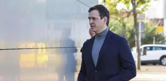 FOTOGRAFÍA. BADAJOZ (EXTREMADURA) REINO DE ESPAÑA, 25 DE ABRIL DE 2025.- David Sánchez Pérez-Castejón, hermano del presidente del Gobierno de España y secretario general del Partido Socialista (PSOE), Pedro Sánchez Pérez-Castejón, declara este viernes ante la jueza instructora de la causa por su contratación como coordinador de los conservatorios pacenses de música, cuya investigación también aprecia indicios de criminalidad en la adjudicación del puesto de jefe de Programas de Actividades Transfronterizas a un exempleado del Ministerio de Presidencia. Efe