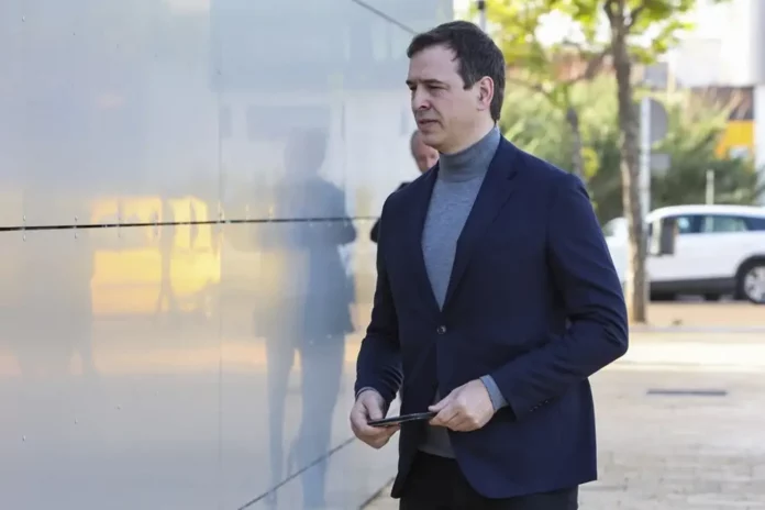 La juez acuerda enviar a Juicio al hermano de Pedro Sánchez (David Sánchez Pérez-Castejón) por delitos de prevaricación administrativa y tráfico de influencias (2) FOTOGRAFÍA. BADAJOZ (EXTREMADURA) REINO DE ESPAÑA, 25 DE ABRIL DE 2025.- David Sánchez Pérez-Castejón, hermano del presidente del Gobierno de España y secretario general del Partido Socialista (PSOE), Pedro Sánchez Pérez-Castejón, declara este viernes ante la jueza instructora de la causa por su contratación como coordinador de los conservatorios pacenses de música, cuya investigación también aprecia indicios de criminalidad en la adjudicación del puesto de jefe de Programas de Actividades Transfronterizas a un exempleado del Ministerio de Presidencia. Efe