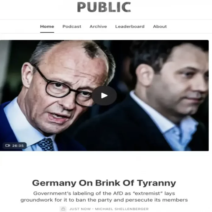 La tiranía WOKE de Alemania acuerda espiar al principal partido opositor AFD FOTOGRAFÍA. BERLIN (ALEMANIA), 02 DE ABRIL DE 2025. Un titular de la prensa alemana advierte de la instauración de una "tiranía" en el país por parte del nuevo régimen de Berlin, que ha acordado en su Consejo de Ministros WOKE y migracionista perseguir al principal partido opositor y mayoritario en la actualidad en los sondeos de Abril de 2025, dice que "Alemania al borde de la tiranía. La calificación de 'EXTREMISTA' al principal partido de la Oposición Alternativa para Alemania —Alternative für Deutschland (AfD) por parte del Gobierno (WOKE del Partido Popular -CDU-, Partido Socialista -SPD/PSOE y ultraizquierda GRÜNE/Los Verdes-) sienta las bases para prohibir el partido y perseguir a sus miembros. (Germany on brink of tiranny. Government's labeling of the AfD as 'EXTREMIST' lays groundwork for it to ban the party and persecute its members). En la fotografía aparece en portada nada más que menos el socio del PP español y actual canciller alemán líder de CDU (Partido Popular alemán), el tirano WOKE Joachim-Friedrich Martin Josef Merz (Friedrich Merz). Lasvocesdelpueblo (Ñ Pueblo)