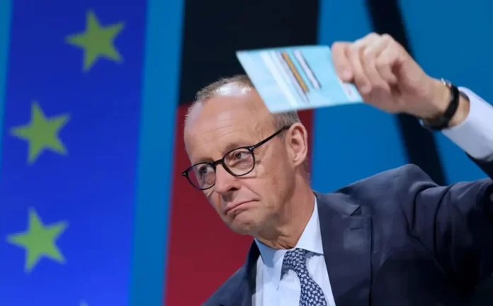 La tiranía WOKE de Alemania acuerda espiar al principal partido opositor AFD, en la imagen el tirano Joachim-Friedrich Martin Josef Merz (Friedrich Merz) (2) FOTOGRAFÍA. BERLÍN (ALEMANIA), 28 DE ABRIL DE 2025. El presidente del socialismo azul WOKE y migracionista Partido Popular, "Unión Demócrata Cristiana de Alemania (CDU)", Joachim-Friedrich Martin Josef Merz (Friedrich Merz), vota a favor del acuerdo de coalición en la reunión del Comité Federal de CDU en Berlín para una coalición gubernamental con el Partido Socialista (SPD) y la ultraizquierda (Los Verdes/GRÜNE). La parte del Acuerdo no público y no firmado es la instauración de la GESTAPO nazi en Alemania para perseguir al principal partido de la oposición y en la actual la mayoritaria, Alternativa para Alemania —Alternative für Deutschland (AfD)—, primera en las encuestas. Y es que el nuevo régimen de Berlín lo hará usando al Servicio Secreto de Alemania al considerar que el principal partido opositor en Alemania es una fuerza "extremista" mientras CDU, SPD y GRÜNE sí son los buenos frente al resto de alemanes críticos a sus políticas migracionistas, WOKE y globalistas. Efe